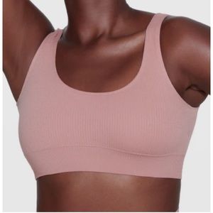 SKIMS STRETCH RIB SCOOP BRALETTE S/M ROSE NWT
CLAY NWT SOLD OUT HARD TO FIND